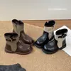 Botas Martin para Meninas 2026 Outono Novo Estilo Botas Curtas para Meninas Botas de Couro Vintage Britânicas de Cano Médio para Crianças Botas da Moda