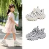 Zapatos para niñas dad shoes 2026 nuevo verano moda marca suela blanda zapatos deportivos infantiles para niñas mayores zapatos de malla transpirables