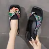 Sandalias de verano de tira trasera de moda para mujer, estilo romano 2025, suela plana, estilo coreano, elásticas, punta cuadrada nueva, para uso en exteriores