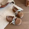 Moda Tendencia Primavera y Otoño Cinta Bordada Estilo Retro Birkenstock Zapatos de Cuero de Moda Dulces Zapatos Individuales de Encaje Perlado para Niñas Nuevas