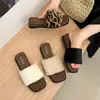Chinelos de pelúcia fofos e estilosos, estilo coreano, para o verão, estilo preguiçoso, para mulheres, adequados para uso externo, com design de bico quadrado 2026