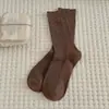 Calcetines grises y color café para mujer, otoño e invierno, de doble aguja, antipelusa, calcetines de tubo largos, color liso, estilo japonés retro, versátiles y modernos