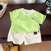 Traje de Verão para Meninos 2025 Novo Bebê Moda Verão Conjunto de Duas Peças Roupas Bonitas para Crianças Tendência de Moda Infantil da Internet