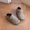 Zapatos Birkenstock de niña con lunares, nueva colección otoño/invierno 2026, zapatos infantiles de suela blanda con cierres de velcro, zapatos pequeños de cuero retro y versátiles para niños mayores