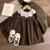 Novos estilos de outono e inverno para meninas: Vestidos de algodão para usar por cima em 2026 com renda floral, resistentes a manchas e duráveis, perfeitos para usar em camadas