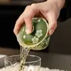 Taza de té de cerámica con borde floral y tapa, pintada a mano con flores de primavera, diseñada para mujeres, con un estilo fresco y sencillo.