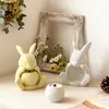 Conejo de Pascua Sosteniendo Taza con Vela Molde de Silicona Yeso Cemento Portavelas de Aromaterapia Adorno Molde de Resina DIY