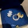 Brinco Clipe para Orelha Super Brilhante com Zircônia Pérola e Adorno de Flor para Mulheres Sem Piercing Clipe de Osso da Orelha Brincos Toque de Luxo Leve High-End Joia para Orelha Mulheres