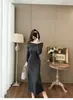 Vestido de punto estilo francés para otoño e invierno, hombros descubiertos con escote de una línea, plisados florales, diseño elegante y adelgazante, vestido largo