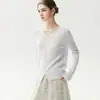 Suéter de cachemira estilo francés, con cuello en V suave, diseño de cárdigan falso, detalles de botones, textura tejida y adornos de ganchillo tridimensionales.
