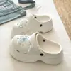 Chinelos Casuais Versáteis de Alto Valor Estilo Pequeno Fresco com Cobertura para a Cabeça Verão Novo Confortáveis para Usar Fora de Casa Sapatos de EVA com Furos