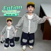 Conjunto Listrado Masculino Primavera e Outono 2026 Novo Estilo Coreano Conjunto de Duas Peças Estiloso e Moderno para Crianças Roupas de Bebê para Meninos