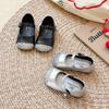 2025 Novo Outono Sapatos Pequenos de Couro para Meninas Sapatos Pequenos Infantis Estilo Coreano Fragrante Sapatos de Princesa com Lantejoulas Sola Macia Sapatinhos de Bebê