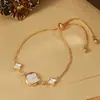 Pulsera de Trébol de Cuatro Hojas de Nácar para Mujer, Exquisita, Lujo Ligero, Gama Alta, Moderna, Diseño de Nicho, Elegante, Versátil, Joyería de Mano Elegante