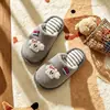 Chinelos de algodão infantis, pantufas de casa para ambientes internos, sapatos de chão de inverno para meninos, novo estilo 2026, design fofo de desenho animado, pantufas de bebê para meninas