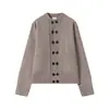 Suéter de estilo vintage, gris, de doble botonadura, cuello redondo para hombre, perfecto para otoño e invierno, que irradia un ambiente sofisticado, elegante y relajado, con un diseño de cárdigan tejido holgado