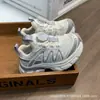 Zapatos de Niños con Botones Primavera 2026 Nuevos Zapatos Casuales Zapatos Tipo Papá para Niñas Malla Doble Ligeros Zapatos Deportivos para Niños Zapatos de Correr para Niños