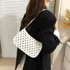 Bolsa de travesseiro de design de nicho de grande capacidade com bolinhas retrô, bolsa de mão brilhante em couro envernizado, bolsa de ombro e transversal