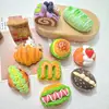 Juguete de Comida 3D Gato Hamburguesa Accesorios de Resina Pegamento de Crema DIY Accesorios para el Cabello Lazo para el Cabello Bolsita Ciega Colgante Decoración Al Por Mayor