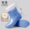 Botas de chuva curtas estilosas, sapatos aquáticos de cano médio, botas de chuva duráveis, adequadas para cozinha, sapatos de borracha quentes para adultos, botas de trabalho femininas, antiderrapantes e impermeáveis