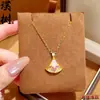 Retenção de Cor Alta Ouro Areia Vermelho Diamante Madrepérola Colar de Saia Pequena Retrô Luxo Leve Toque de Alto Padrão Colar de Leque de Strass Atacado