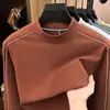 Camiseta básica de manga larga con cuello redondo para hombre, una prenda casual moderna y versátil para primavera y otoño, con un diseño de bloques de color