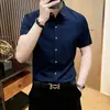 Camisa de moda de estilo europeo de alta gama, elegante y genial, camisa blanca lisa de manga corta para otoño, elástica, corte ajustado, casual de negocios, resistente a las arrugas y fácil de cuidar para hombre