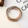 Pulseira Minimalista de Nicho Europeia e Americana, Pulseira de Mola Gradiente Multicamadas Estilo Metal, Joia com Design Único e Versátil