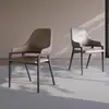 Sillas de comedor de estilo italiano, un diseño de lujo ligero y minimalista moderno para uso doméstico, con un respaldo sencillo y una estética de alta gama y diseño.
