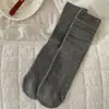 Meias estilo Miu para mulheres, nova coleção de outono, design minimalista estilo coreano, meias listradas da moda até o meio da panturrilha, cor sólida, versáteis e sem costura