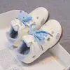 Lindos zapatos infantiles Aggan color hueso amarillo claro estampado de pez pequeño de dibujos animados oso pequeño con velcro para niña niño pequeño