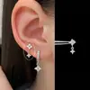 Brincos Pingente de Trevo de Quatro Folhas Dourado em Aço Titânio, Estilo Elegante e Feminino, Para Furos Duplos na Orelha, Piercings de Hélice, Argolas Douradas para Mulheres