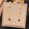 [Collar + Pulsera] Estilo Francés Ins de Lujo Accesible Cadena para Clavícula de Corazón Estilo Dulce Collar de Acero de Titanio con Borla de Corazón de Melocotón para Mujer