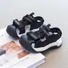 Sandálias Infantis 2026 Verão Novo Modelo Sapatos Esportivos para Meninos e Meninas Sandálias Fechadas Vazadas para Crianças Maiores Sapatos de Praia
