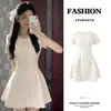 Vestido Branco de Manga Curta com Design de Ombro Reto para Mulheres, Perfeito para o Verão, Muito Estiloso para Figuras Baixas, Estilo Miu First Love, Moderno e Casual