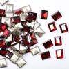 Joyería de uñas de diamante con punta puntiaguda intermitente de color rojo oscuro popular de TikTok, joyería de diamantes de uñas festivas de estilo chino con forma de corazón torcido y cuadrado grueso.