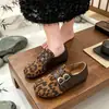 Sapatos femininos estilo Birkenstock com bico dividido sintético, sapatos baixos de outono/inverno com tira dupla, estampa de leopardo retrô, sapatos casuais versáteis e fáceis de usar