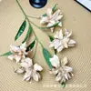 5 Flores de Lirio Artificiales para Arreglos Florales de Techo Alto, Decoración de Hotel, Flores Artificiales, Venta al por Mayor desde Fabricante, Arte Floral Color Champaña