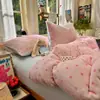 Juego de ropa de cama de cuatro piezas estilo coreano con lunares, de grado A, suave y esponjoso, con un lindo diseño de caricatura, adecuado para habitaciones de dormitorio; incluye una funda de edredón y una sábana bajera