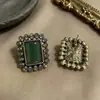 Pendientes cuadrados de piedra verde oscuro estilo Hong Kong vintage, pendientes vintage con diamantes de colores desgastados, pendientes vintage para mujer de lujo ligero y alta gama