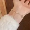 Simples, Versátil, Fashion, Luxo Discreto, Alto Padrão, Pulseira Flor de Trevo com Zircônia Microincrustada, Pulseira de Design Personalizado de Nicho para Mulheres