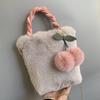 Bolsa Cereja 2026 Outono/Inverno Nova Bolsa de Mão de Pelúcia Bolsa de Ombro Feminina Corrente Modelo Balde Tendência da Moda Bolsa Feminina Mais Vendida