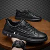 Zapatos de Hombre al Por Mayor Otoño Estilo Coreano Moderno Corte Bajo Británico Negro Zapatillas de Moda Zapatos de Cuero Casuales de Negocios para Hombre Transpirables