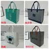 Processamento de bolsa de feltro personalizada para armazenamento simples generosa grande capacidade de armazenamento para o dia a dia bolsa de mão de feltro com logotipo personalizado