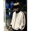 Chaqueta de punto gofrado con tres rayas estilo retro americano, sudadera cárdigan de otoño para hombre estilo universitario, chaqueta de béisbol elegante y genial con cuello alto
