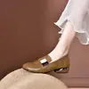 Sapatos Mocassins Retro de Couro Macio Femininos 2026 Outono Novo Sapatos de Uma Sola Estilo Britânico Solado Macio Antiderrapante Bico Redondo Sapatos de Couro para Mãe