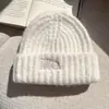 Gorro de punto grueso, cálido y protector para las orejas para mujer, perfecto para otoño e invierno, versátil y elegante, estilo coreano, adecuado para cabezas más grandes y presenta un diseño moderno y extragrande.