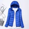 Otoño e invierno 2023 nuevo abrigo ligero sin costuras de algodón con relleno de plumón corto con capucha moda coreana ajustado fino para mujer