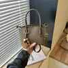 Bolso de mano vintage transfronterizo para mujer, nueva colección otoño 2026, bolso tipo cubo de nicho y minimalista, adecuado para ir al trabajo y uso casual, estilo bandolera