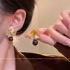 Nuevos Pendientes de Flor Difuminada Estilo Chino Retro para Mujer Otoño e Invierno Pendientes de Madera de Gama Alta Pendientes de Atmósfera Moda Estilo Hong Kong